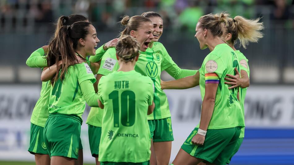 Die Spielerinnen des VfL Wolfsburg feiern ihr Führungstor gegen die Frauen von RB Leipzig