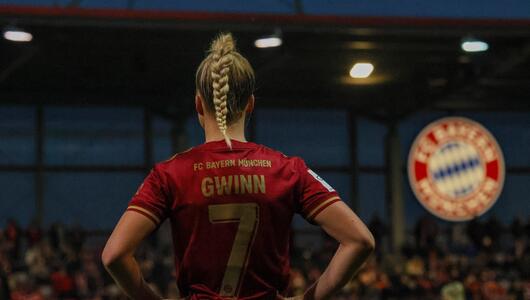 Giulia Gwinn beim Bundesliga-Topspiel der Bayern-Frauen gegen den VfL Wolfsburg.