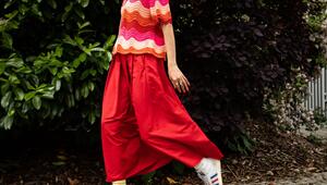 Frau trägt einen Color-Blocking-Look