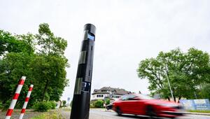 Ein Blitzer steht in einer 30-Zone an der Straße