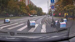 Krasse Kolonne: Autofahrer in Moskau muss für kleine Lieferroboter anhalten