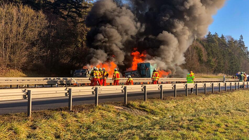 Lkw rammt US-Militärkonvoi auf Autobahn