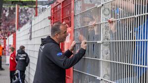 Heidenheims Trainer Frank Schmidt spricht mit den nach Berlin mitgereisten Fans.