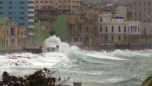 Berühmte Promenade überschwemmt: Havanna kämpft gegen Vier-Meter-Wellen