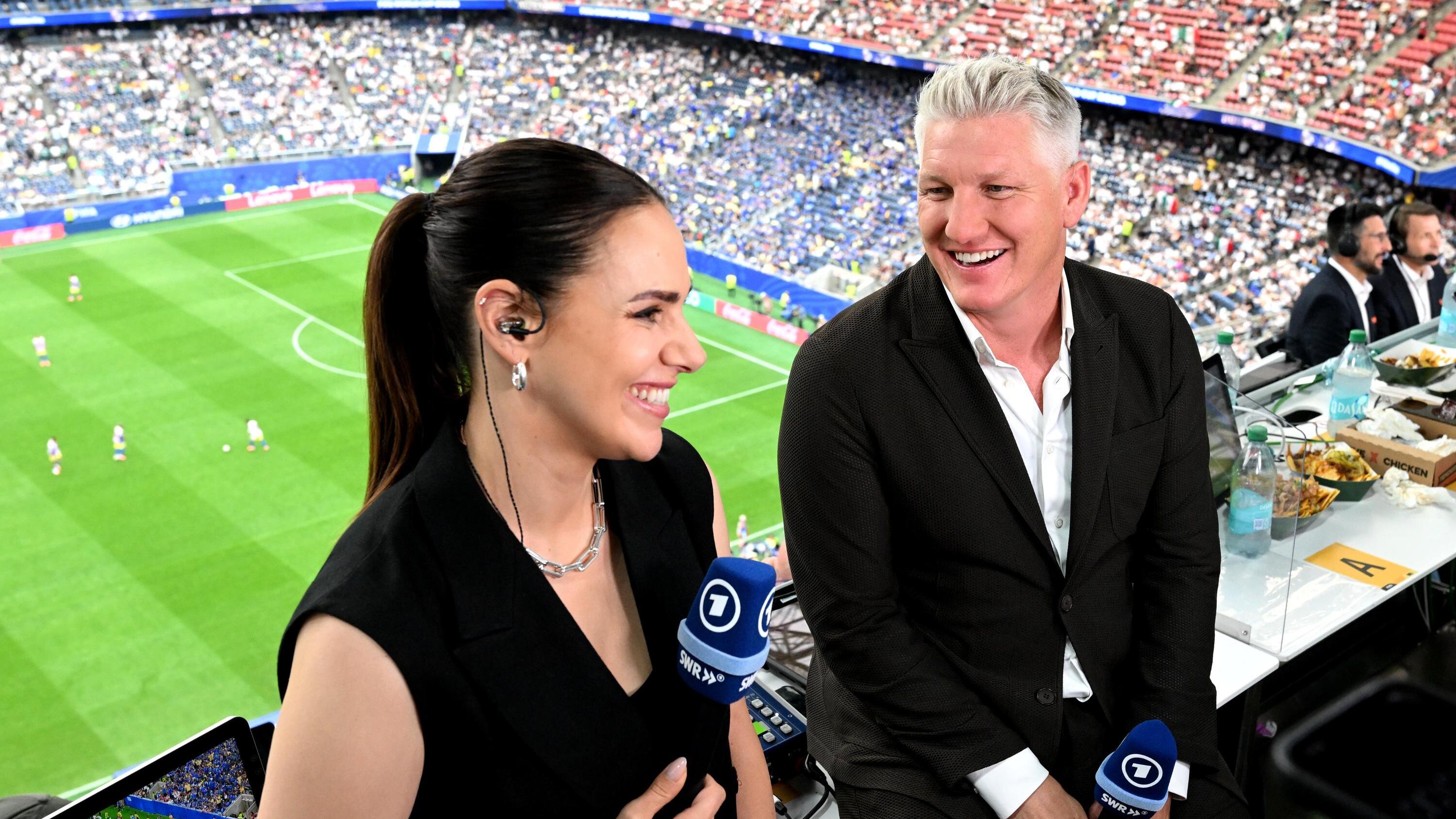 WM-Abschied: Süßer Moment zwischen Schweinsteiger und Sedlaczek | WEB.DE