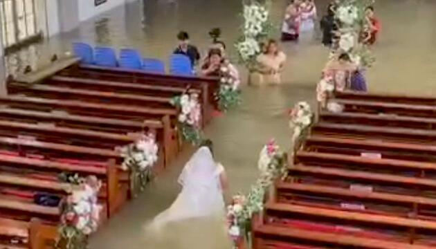 Fluten auf den Philippinen: Braut watet in überschwemmter Kirche zum Altar
