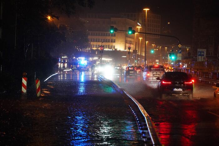 Unwetter Uberschwemmung Am Stuttgarter Hauptbahnhof Weiter Brenzlige Wetterlage