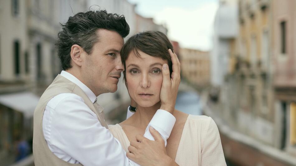 "Ewig Dein": Hannes (Manuel Rubey, l.) hält Judith (Julia Koschitz) am liebsten mit beiden ...