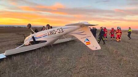 Kleinflugzeug überschlägt sich – Pilot hat großes Glück