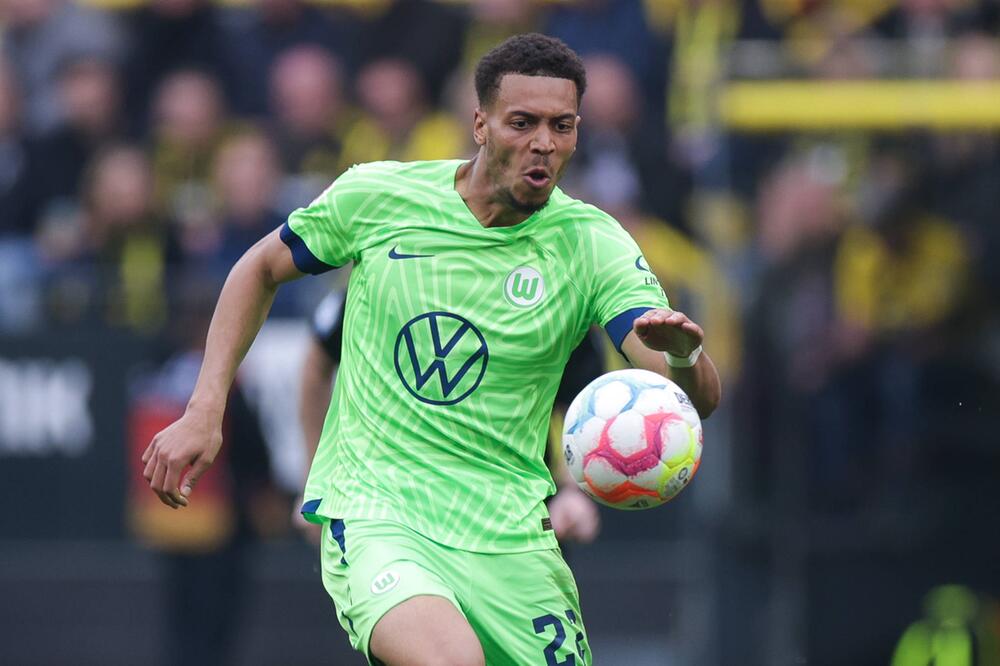 Wolfsburgs Felix Nmecha treibt am 7. Mai 2023 in Dortmund den Ball nach vorne