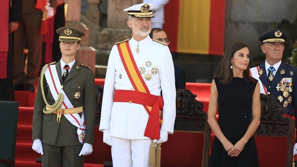 Prinzessin Leonor (l.) mit Papa, König Felipe, und Mama, Königin Letizia, bei ihrem künftigen ...