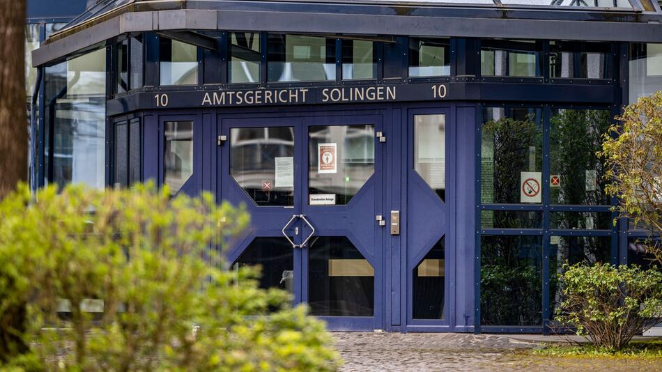 Ermittlungen nach der tödlichen Brandstiftung in Solingen