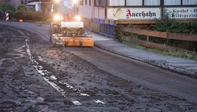 So ein Mist: Kilometerlange Spur aus Gülle in Unterfranken verteilt