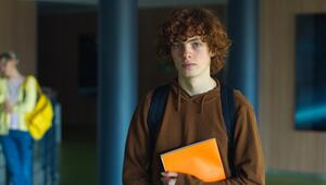 SChüler mit roten Haaren, der ernst in die Kamera schaut. 