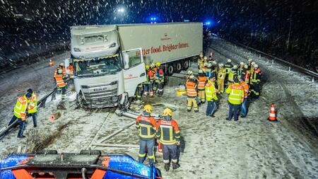 Festgefahrene Lastwagen legen mehrere Autobahnen lahm