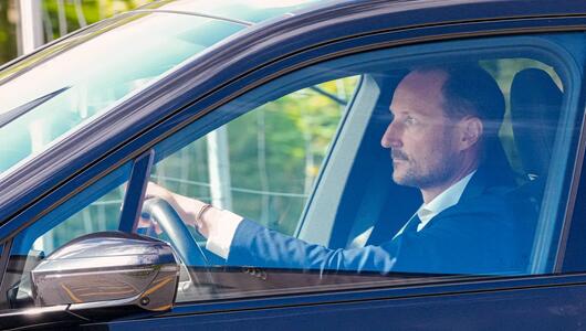 Kronprinz Haakon besuchte am Montagmittag seinen Vater im Krankenhaus in Oslo.
