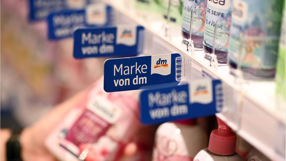 dm Logo im Supermarkt