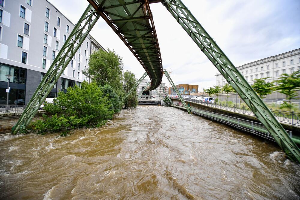 Die Hochwasser führende Wupper in Wuppertal.