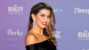 Eva Benetatou moderiert ihre erste Show.