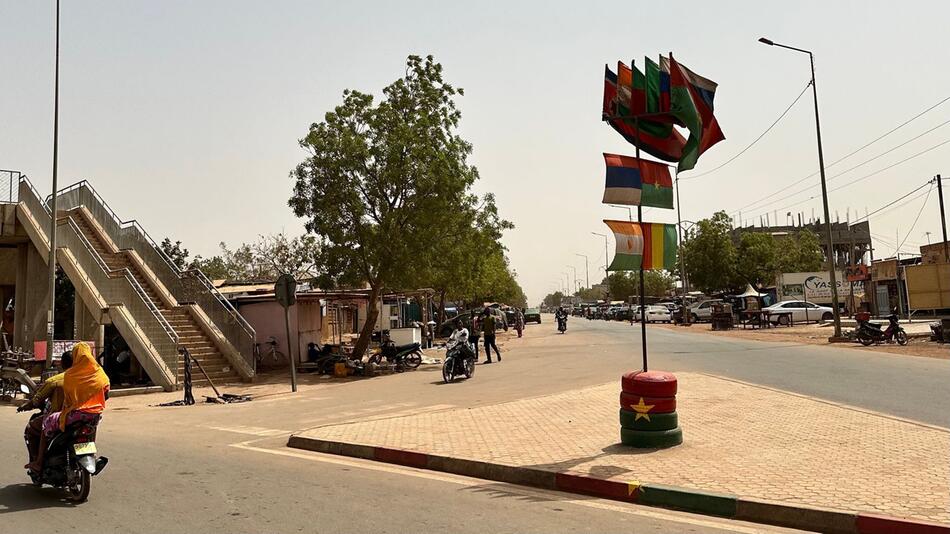 Russische Fahne auf einer Straße in Burkina Faso