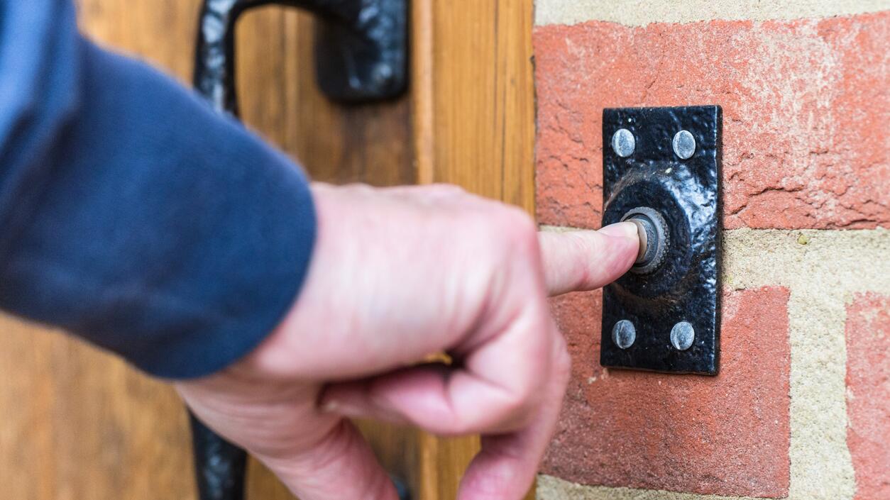 Darf der Arbeitgeber bei Krankheit einen Hausbesuch machen? | WEB.DE