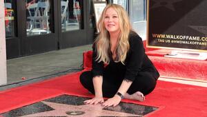 Christina Applegate im Jahr 2022 mit ihrem Stern auf dem Hollywood Walk of Fame.