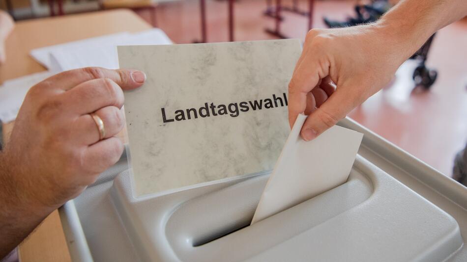 Landtagswahlen in Brandenburg und Sachsen Wahllokale sind