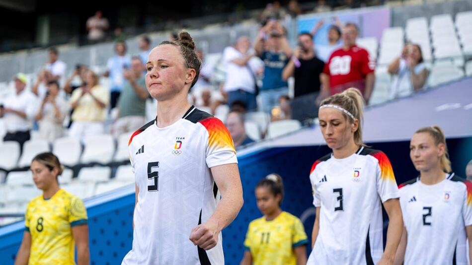 Marina Hegering (l.) beendet ihre DFB-Karriere