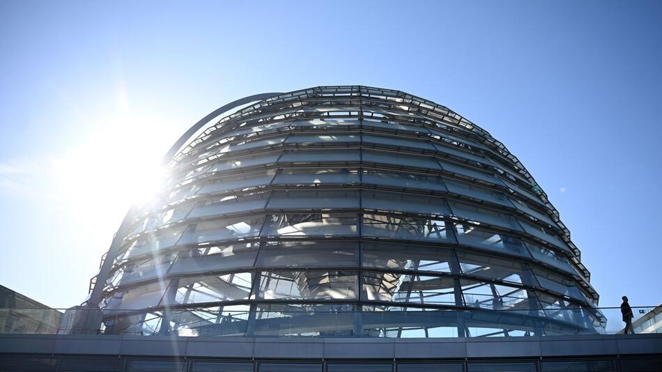 Der Bundestag mit seiner gläsernen Kuppel als Wahrzeichen