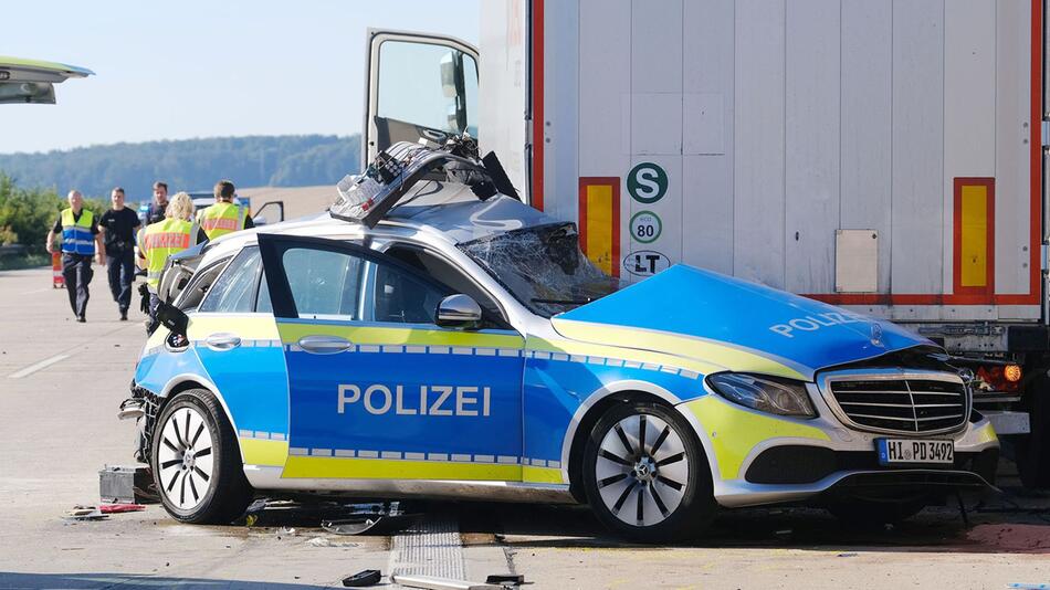 Laster rammt stehendes Polizeiauto