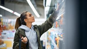 Frau kauft im Supermarkt ein.