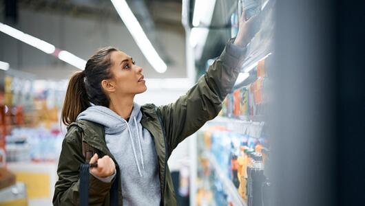 Frau kauft im Supermarkt ein.