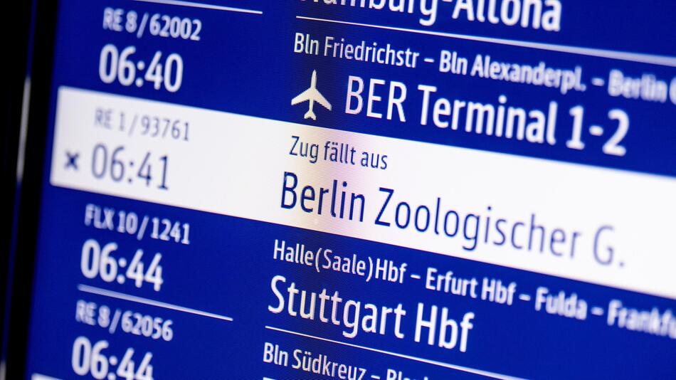 Anzeige des Berliner Hauptbahnhofs weist auf einen Zugausfall hin