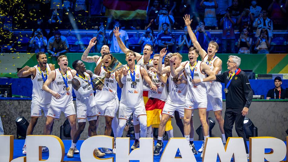 Die deutsche Basketball-Nationalmannschaft feiert den Weltmeister-Titel.