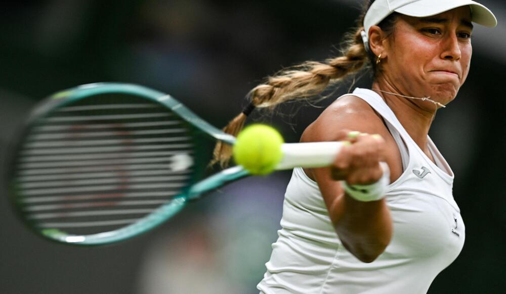 Die Spanierin Jessica Bouzas Maneiro schlägt in Wimbledon gegen Marketa Vondrousova eine Vorhand
