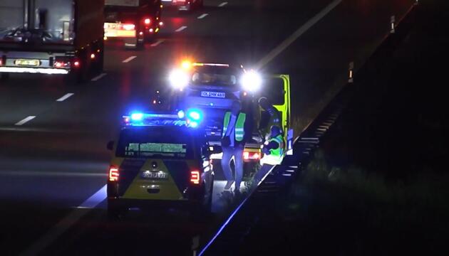 Wieder Gegenstände auf die A1 geworfen: Acht Autos beschädigt