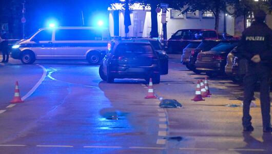 Frau sticht auf Menschen ein - Polizei erschießt sie