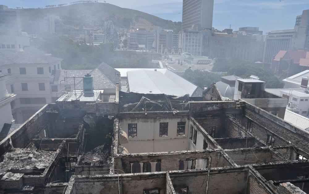 Parlamentssaal in Kapstadt durch Großfeuer zerstört