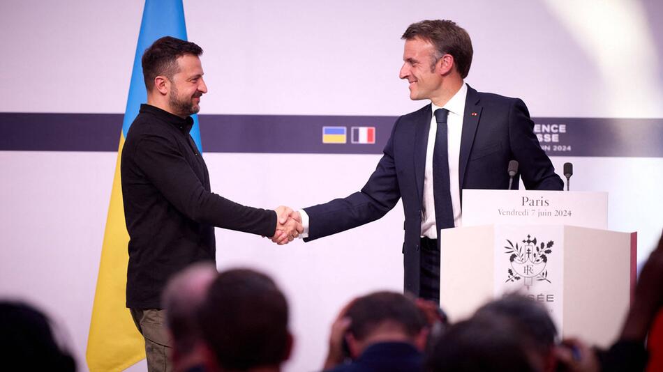 Zelensky und Macron schütteln die Hände
