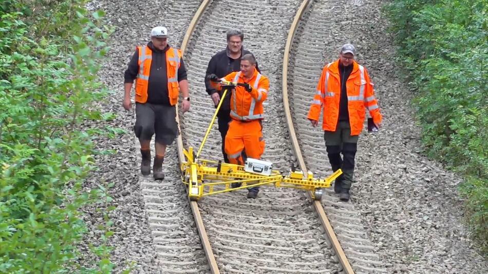 Nach Zugunglück: Bahn prüft Schäden – Noch kein Termin für Freigabe