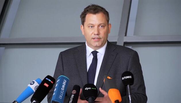 Sprit-Steuer runter: Klingbeil pocht auf Weitergabe an Verbraucher