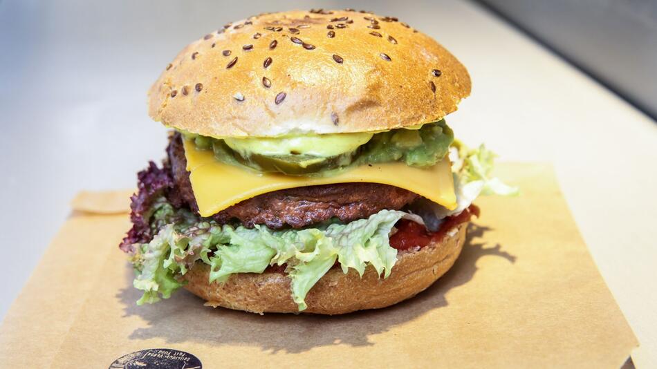 Veganer Burger mit Seitan-Fleisch und Käse aus Tofu