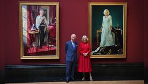 König Charles und Königin Camilla zeigen sich mit ihren neuen Porträts.