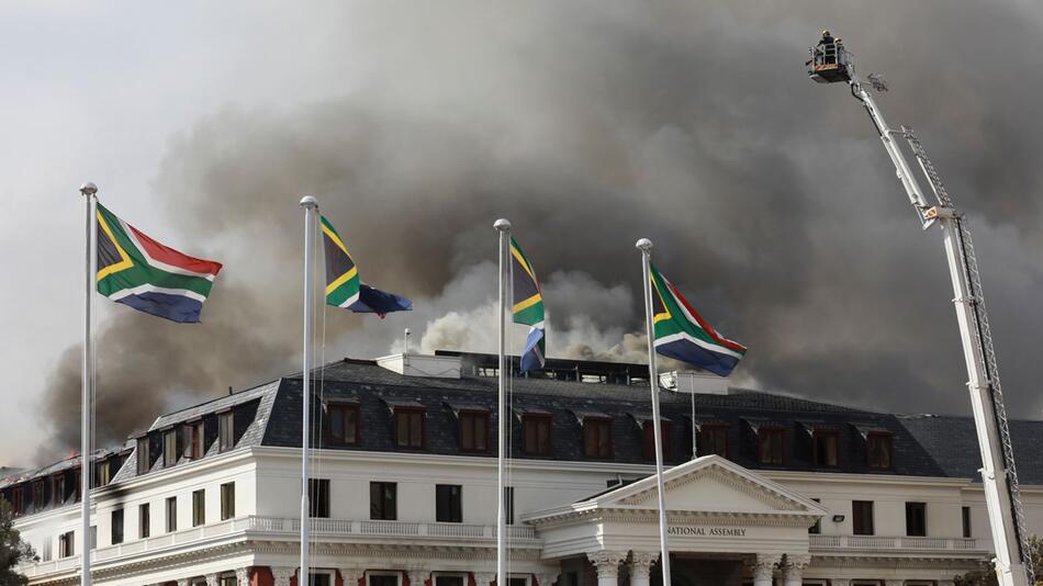 Großbrand in Südafrikas Parlament erneut aufgeflammt