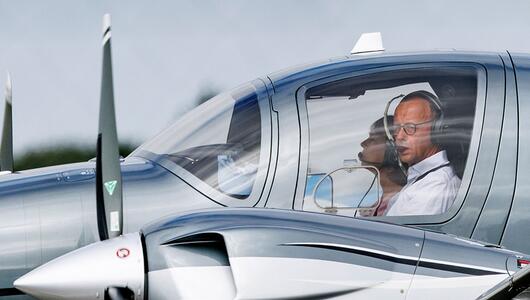 CDU-Chef Merz im Flugzeug