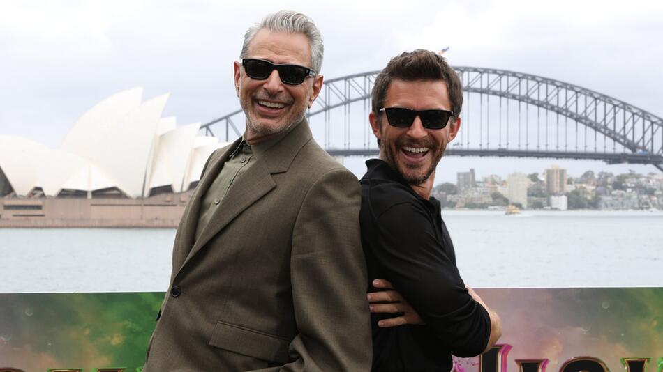 Jeff Goldblum und Jonathan Bailey können sich füreinander freuen.