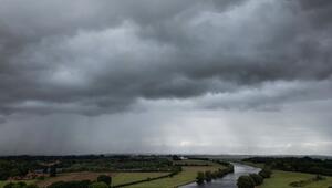 Dunkle Wolken über der Weser
