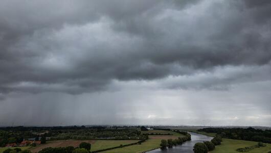 Dunkle Wolken über der Weser