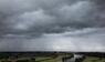 Dunkle Wolken über der Weser