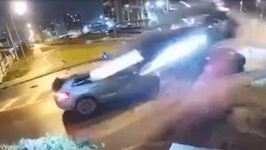 Auto fliegt über Kreisverkehr